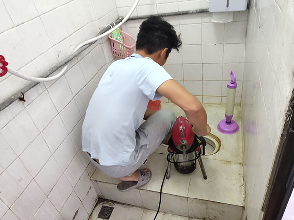 木鱼镇管道堵塞冒臭气 专业师傅现场解决问题